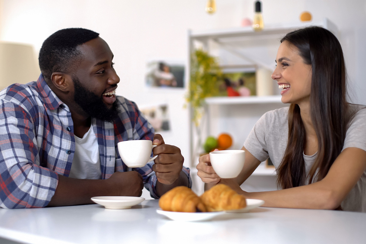 La relation entre partenaires s'améliore grâce à une meilleure communication autour d'une tasse de café.